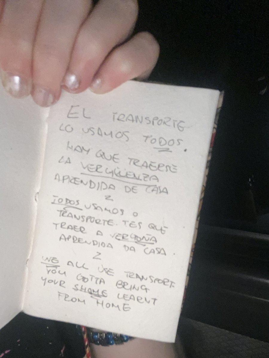000nuria's tweet photo. y nada q acabé hasta los cojones y le escribí susodicha nota. lo escribí en gallego e ingles tambien porq pensé bueno igual no me entendió nose, y se la colé por el asiento al regazo. nada q  hasta los cojones muerte a los calvos https://t.co/JDmMPIpeKT