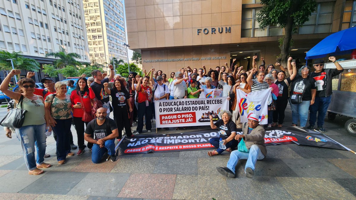 RjSepe's tweet photo. 📣 Profissionais da Educação estadual realizaram ato público no TJ-RJ nesta quarta (27/5). Eles reivindicaram do governador em exercício, Ricardo Couto, a retirada dos condicionantes econômicos no decreto que determina o pagamento da recomposição, entre outros pontos da pauta. https://t.co/ms5J7OpERU