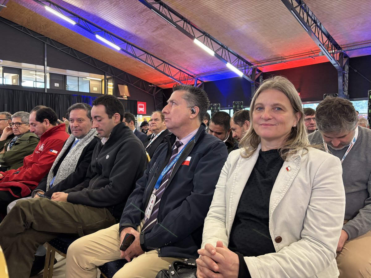 SeremieconomiaX's tweet photo. Seremi de Economía, Gisela Strauch, participó en la conmemoración de los 50 años de la salmonicultura en Chile, destacando el aporte de esta industria en la generación de empleo, exportaciones y desarrollo económico para la región y el país. https://t.co/t0vw0FnEpQ