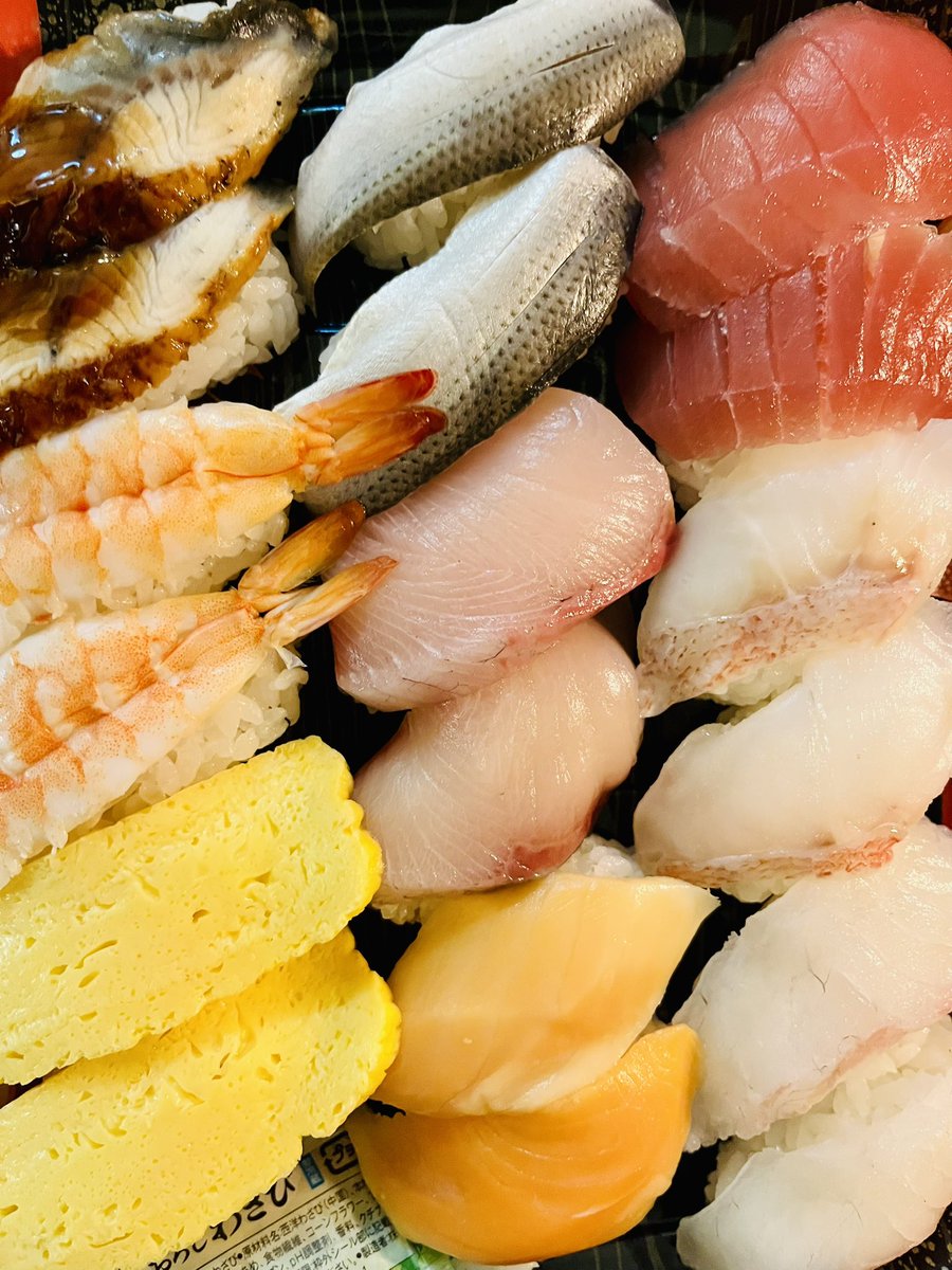 716on's tweet photo. ◆今日の晩ごはん◆
近所の魚屋さんのお寿司がネタも大きく美味しい。しかも回転寿司より安い。今夜は友人と店で寿司パ開催。 https://t.co/Z4JB2E230u