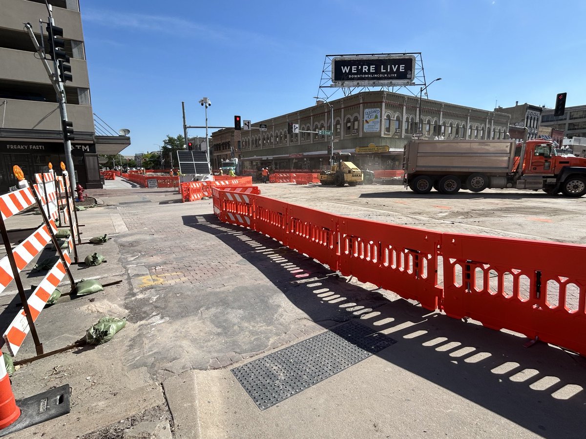 LTULNK's tweet photo. Sidewalks are clean, clear and open in downtown Lincoln. 

Enjoy continued easy wandering, shopping, and eating. https://t.co/7NsLEwGyg3