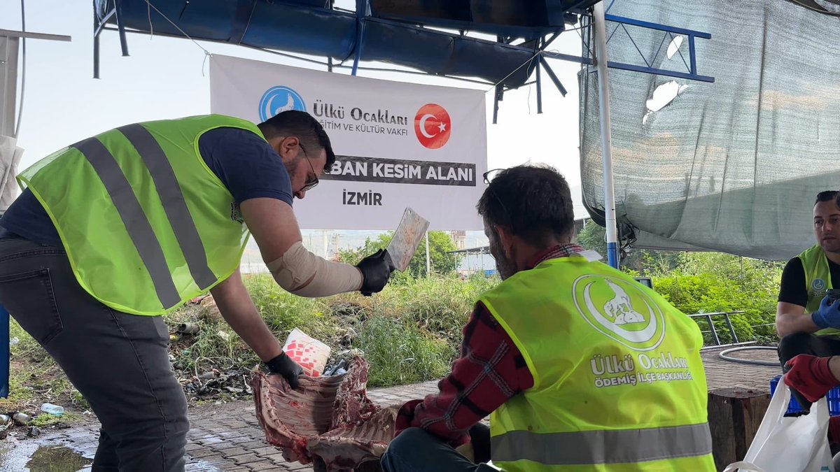 siirtocak's tweet photo. 📍İZMİR

Ülkü Ocakları ve Avrupa Türk Konfederasyonu üzerinden bağışlanan kurbanların kesimleri İzmir’de tamamlanarak Kurban Bayramımızın birinci ve ikinci günü olmak üzere dağıtımları gerçekleştirildi. https://t.co/bTGl8hwVVR