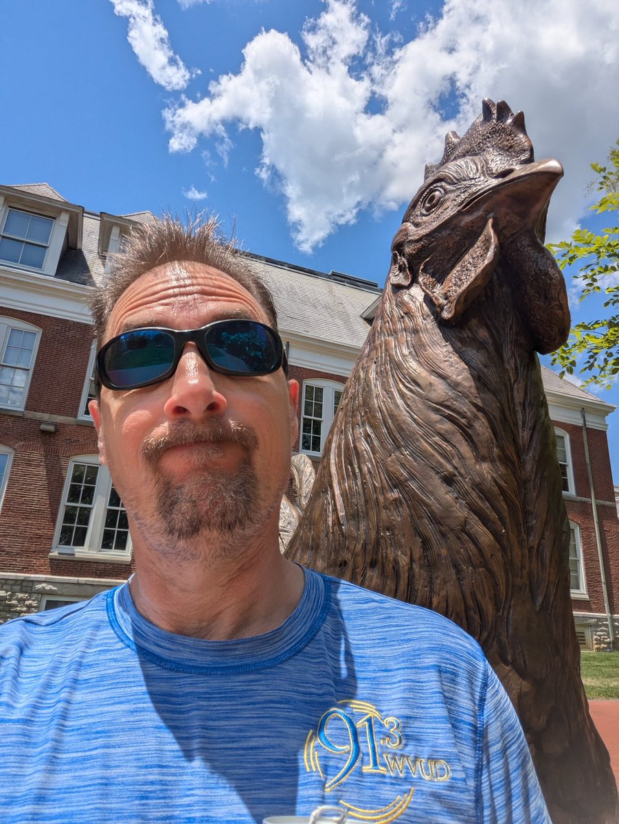 _Catch23_'s tweet photo. We have a new chicken on campus.  #bluehens https://t.co/2WR0sQcyHe