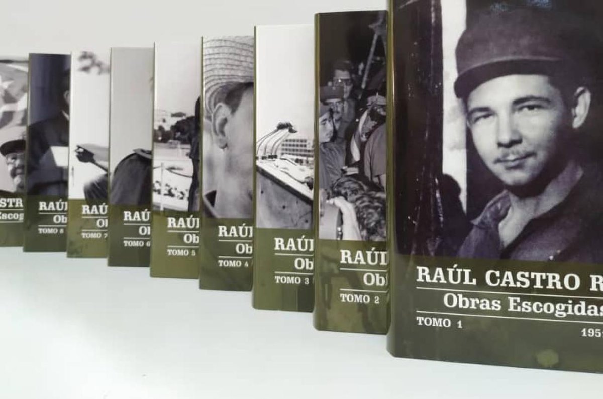PartidoPCC's tweet photo. Raúl Castro: una vida leída desde sus documentos

Las Obras Escogidas del General de Ejército Raúl Castro Ruz son esenciales para comprender su vida y obra. Ellas reúne textos, discursos, cartas, entrevistas, informes y documentos que recorren más de siete décadas de historia cubana, desde 1951 hasta 2024.

Cinco claves hacen valiosa esta colección:
1️⃣ Un recorrido histórico completo
La guía permite seguir la evolución de Raúl desde los años previos al Moncada, la prisión, el exilio y la guerra revolucionaria, hasta su papel en la dirección del Estado, el Partido y la Revolución.

2️⃣ El Segundo Frente como escuela de dirección
Los documentos de la etapa guerrillera muestran organización, mando, disciplina, comunicación política y construcción institucional en plena guerra.

3️⃣ La defensa como eje permanente
Aparecen discursos, informes y orientaciones vinculados a las FAR, la preparación del pueblo, la defensa nacional y la soberanía de Cuba.

4️⃣ La institucionalidad como línea de continuidad
La colección recoge intervenciones en congresos del Partido, sesiones de la Asamblea Nacional, procesos constitucionales y momentos de transición política.

5️⃣ Una mirada útil para entender el presente
El último tomo llega hasta 2024 e incluye discursos y textos de etapas recientes, lo que permite valorar a Raúl no solo como figura histórica, sino como referente político en la Cuba contemporánea.

Esta guía es una invitación a leer directamente los documentos, no quedarse en la superficie y comprender mejor el pensamiento, la trayectoria y el papel de Raúl Castro Ruz en la historia y en los desafíos actuales de Cuba.

📌 Descarga la colección y acércate a Raúl desde sus propias palabras y documentos.

Guía de Colección
https://t.co/CbyTaREIjo

Tomo 1
https://t.co/BG3zR1ZWjx

Tomo 2
https://t.co/g1IoEnOc4Z

Tomo 3
https://t.co/n4gdJ8uAsq

Tomo 4
https://t.co/wTQlT4VUaj

Tomo 5
https://t.co/VuBootUkQs

Tomo 6
https://t.co/YNeCoshcsA

Tomo 7
https://t.co/B8E7KeKPGx

Tomo 8
https://t.co/V7Tx85MIJk

Tomo 9
https://t.co/wo9xmTXFih