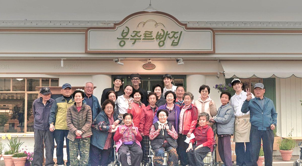 MandyMore241799's tweet photo. Writer #KimRanJu shared that they lived in the village for two months before filming, eating with the elders and building real connections so the space wouldn’t feel like just a set! Unlike typical variety shows where guests come and go, but for #BonjourBakery, seniors kept returning like neighbors, even bringing homemade food like bokbunja syrup and aged kimchi to them~🥹😇 

Really grateful Seonho joining this show. It truly created atmosphere where the cast, crew, and elders all shared genuine care and built warm connections together. A truly healing show~ 🫶🥹🫂💙 

https://t.co/AcsKRVRcWE