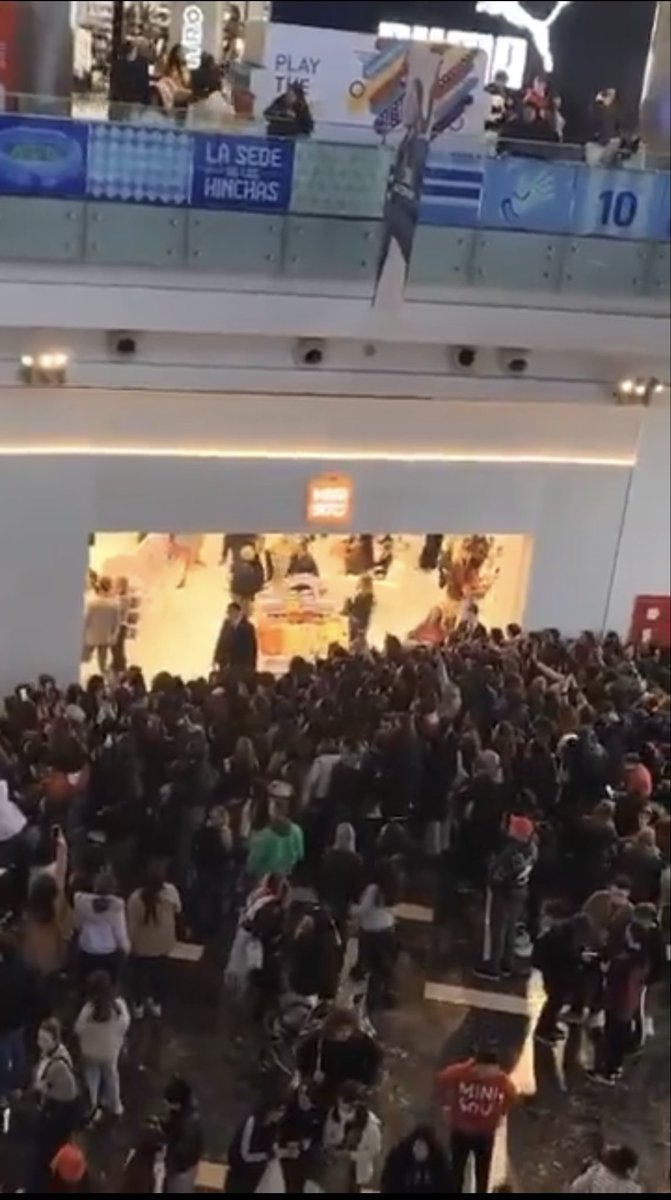 porquettfin's tweet photo. “Furor de consumo”

Porque la apertura del nuevo Miniso en Dot Baires Shopping generó filas, acampe y furor de consumo.

Locura total: hubo acampe y más de 10 cuadras de fila para entrar al nuevo Miniso del Dot: señal brutal de consumo en Argentina.

El nuevo local de Miniso en Dot Baires Shopping abrió este 28 de mayo como una tienda insignia de unos 600 m², con más de 5.500 productos entre peluches, cosmética, tecnología, deco, librería y accesorios.

En abril, la primera apertura oficial de Miniso en calle Florida ya había generado hasta 5 cuadras de fila y acampe desde la madrugada. Ahora, con el Dot, el furor escaló.

La compañía además anunció una inversión de US$50 millones, un plan de 100 tiendas en cinco años y hasta 1.000 empleos directos.
