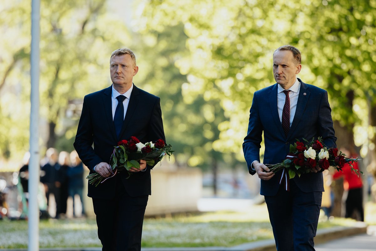 AizsardzibasMin's tweet photo. Aizsardzības ministra amatā stājies atvaļinātais pulkvedis Raivis Melnis. 

Pārņemot nozares vadību, ministrs uzsver: "Aizsardzības nozares prioritāte ir spēja ātri un mērķtiecīgi reaģēt uz mūsdienu drošības izaicinājumiem. Mans mērķis ir operatīvi integrēt Ukrainas kara mācības Latvijas aizsardzības spēju attīstībā."

Galvenās prioritātes:
✅Valsts gaisa telpas un robežu drošības stiprināšana.
✅Nacionālo bruņoto spēku nodrošināšana ar nepieciešamajiem resursiem.
✅Spēcīgas un sakārtotas vietējās militārās industrijas attīstība.

R. Melnis NBS dienējis kopš 1996. gada. Šajā laikā viņš uzkrājis plašu profesionālo pieredzi, pildot dažādus komandējošā sastāva un štāba virsnieka amatus, kas kalpo par pamatu mērķtiecīgai un uz rezultātu vērstai valsts aizsardzības politikas īstenošanai.

Sveicam amatā un vēlam izturību! 

Plašāk: https://t.co/smao6sCxrN 

📷 Armīns Janiks