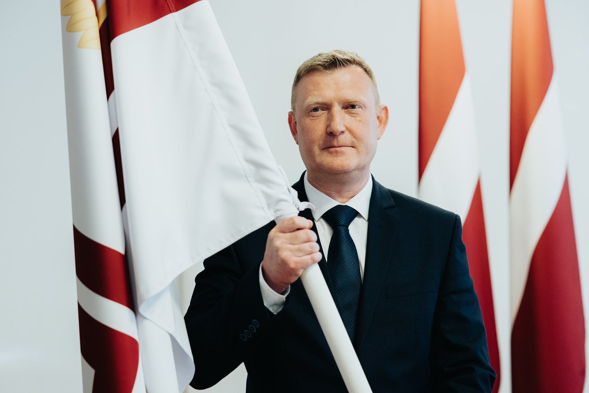 AizsardzibasMin's tweet photo. Aizsardzības ministra amatā stājies atvaļinātais pulkvedis Raivis Melnis. 

Pārņemot nozares vadību, ministrs uzsver: "Aizsardzības nozares prioritāte ir spēja ātri un mērķtiecīgi reaģēt uz mūsdienu drošības izaicinājumiem. Mans mērķis ir operatīvi integrēt Ukrainas kara mācības Latvijas aizsardzības spēju attīstībā."

Galvenās prioritātes:
✅Valsts gaisa telpas un robežu drošības stiprināšana.
✅Nacionālo bruņoto spēku nodrošināšana ar nepieciešamajiem resursiem.
✅Spēcīgas un sakārtotas vietējās militārās industrijas attīstība.

R. Melnis NBS dienējis kopš 1996. gada. Šajā laikā viņš uzkrājis plašu profesionālo pieredzi, pildot dažādus komandējošā sastāva un štāba virsnieka amatus, kas kalpo par pamatu mērķtiecīgai un uz rezultātu vērstai valsts aizsardzības politikas īstenošanai.

Sveicam amatā un vēlam izturību! 

Plašāk: https://t.co/smao6sCxrN 

📷 Armīns Janiks