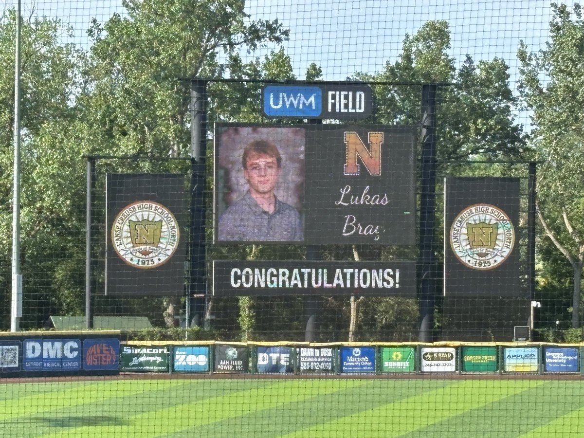 kellbray's tweet photo. He did it! Way to go kid! So proud of you ❤️ Here’s to the next chapter of life! @LukasBray22 https://t.co/pBr4BIZ3OG