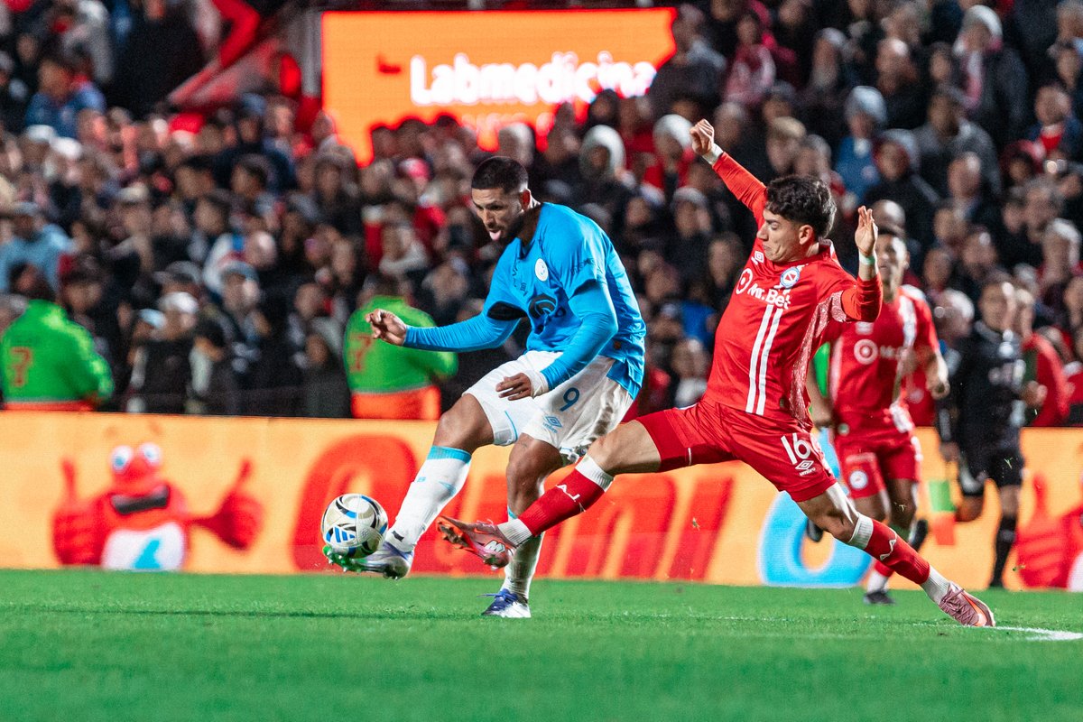 DSportsRadio's tweet photo. 🗣️“La semifinal con Argentinos Juniors fue el partido más complicado, es un rival con el que nos hemos enfrentado mucho. Es un equipo que tiene buen pie y que juega muy bien al fútbol, tienen un buen plantel y han estado cerca de coronar en varias oportunidad.

En la semifinal hicimos el click y nos dimos cuenta de que la moneda cayó de nuestro lado, el primer tiempo era para que Argentinos Juniors se vaya al entretiempo ganando 3-0.

Empatar en La Paternal de manera agónica y después ganar fue algo tremendo”.

📻 Lucas Passerini, delantero de Belgrano, en #CómoTeVa con @m_benedetto por DSPORTS Radio FM 103.1 #ElSonidoDelDeporte