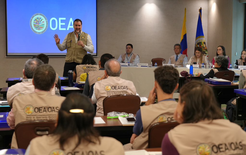 OEA_oficial's tweet photo. El Jefe de la #MOE_OEA, @LeonelFernandez, saludó hoy a las y los observadores internacionales que se desplegarán en 26 departamentos y el distrito capital de Colombia de cara a las Elecciones Presidenciales 2026. 🇨🇴
La #MOE_OEA está integrada por 96 observadores y especialistas de 24 nacionalidades.