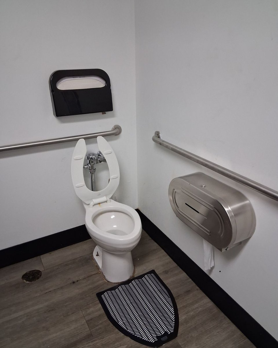 CleanTurnLLC's tweet photo. One of our most common requests for specific areas is bathroom cleanings. Need your bathrooms cleaned on a regular basis? We'll provide professional cleaning on your schedule!

Learn more about our services on our website: https://t.co/cIsRJYIl77 https://t.co/Ncl1C5uO7Q