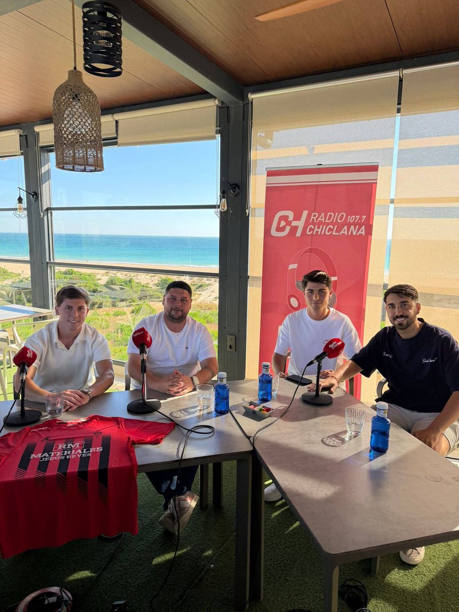 chiclanafm's tweet photo. Ayer tuvimos nuestro momento con el Chiclana Industrial CF. La Tertulia Rojinegra se llevó a cabo en el Hotel Boutique Aroma de Mar. La entrega de nuestros reconocimientos a:

- PREMIO MVP CAPITÁN:  Jesús Periñán.
- PREMIO MVP MEJOR CUERPO TÉCNICO:  José Alba y Fran Alba (Bollis) https://t.co/NviKdKS4Pm