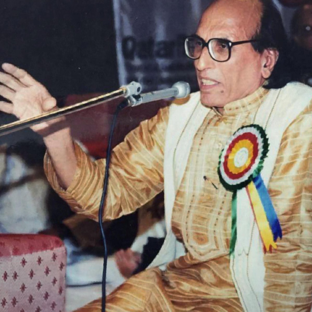 SanjaySabera's tweet photo. इसीलिए तो यहाँ अब भी अजनबी हूँ मैं
तमाम लोग फ़रिश्ते हैं आदमी हूँ मैं
- बशीर बद्र 

नई उर्दू ग़ज़ल के मशहूर शायर बशीर बद्र साहब की स्मृतियों को सादर नमन। https://t.co/Q7SOcgx1b2
