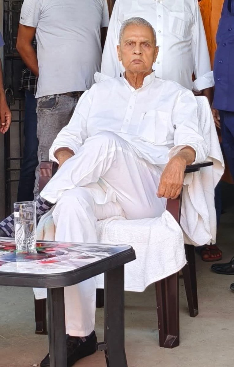 yadavsenaa's tweet photo. यादव समाज को बिहार विधानसभा चुनाव के दौरान भारत के प्रधानमंत्री जी के द्वारा अपराधी घोषित किया गया खुले मंच से!

और अब बिहार के मुख्यमंत्री एवं NDA दल के नेताओं के द्वारा खुलेआम यादव समाज को अपराधी घोषित किया जा रहा है।

फिर भी हमारे नित्यानंद, रामकृपाल, बिजेंद्र यादव जी मौन हैं। https://t.co/Fee9R7lXyK