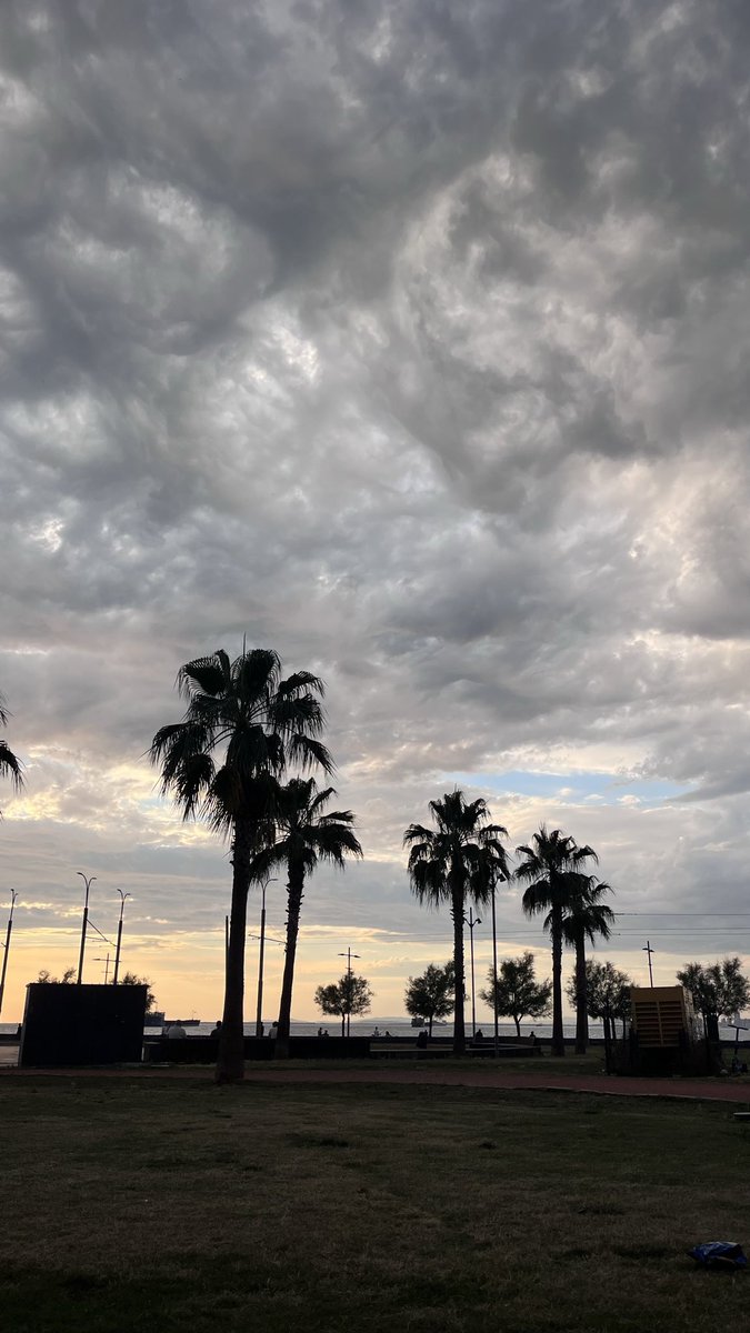Nedenbeaaa's tweet photo. Geliyor gelmekte olan 🌧️ https://t.co/JNdGJb6EaM