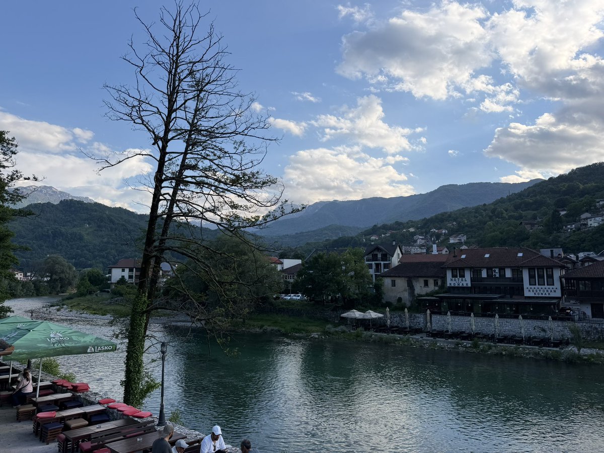 jrambaud's tweet photo. #BosniaHerzegovina no deja de sorprenderme. Las #montañas #Premj en los #AlpesDinaricos #Dinarides con su cima más alta entre nubes el #ZelenaGlava ( cabeza verde ) 2.155 m #Konjic río #Neretva https://t.co/Q39BaTNXMT