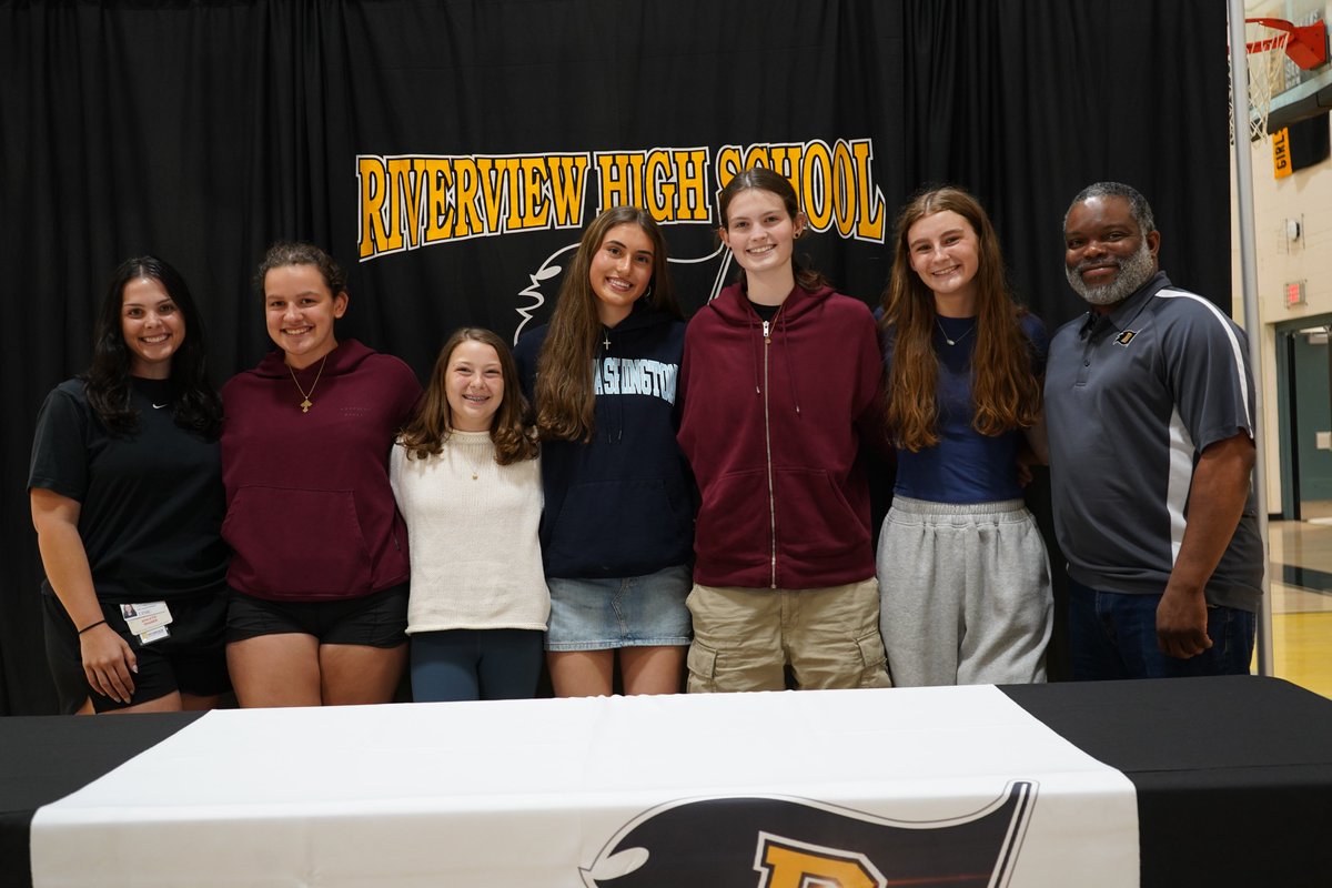 RviewAthletics's tweet photo. 🏆✍️ Raiders Signing Day! 🖤💛

Congrats to these student-athletes!  

🏀 Isabel Chaparro – Mary Washington
🏃 Addison Pascal – Saint Vincent
🏈 Rio Stotts – Clarion
🎳 Bailee Temple – Pitt-Greensburg
🏈 Dominic Williams – Waynesburg https://t.co/Xr7xffF5WP