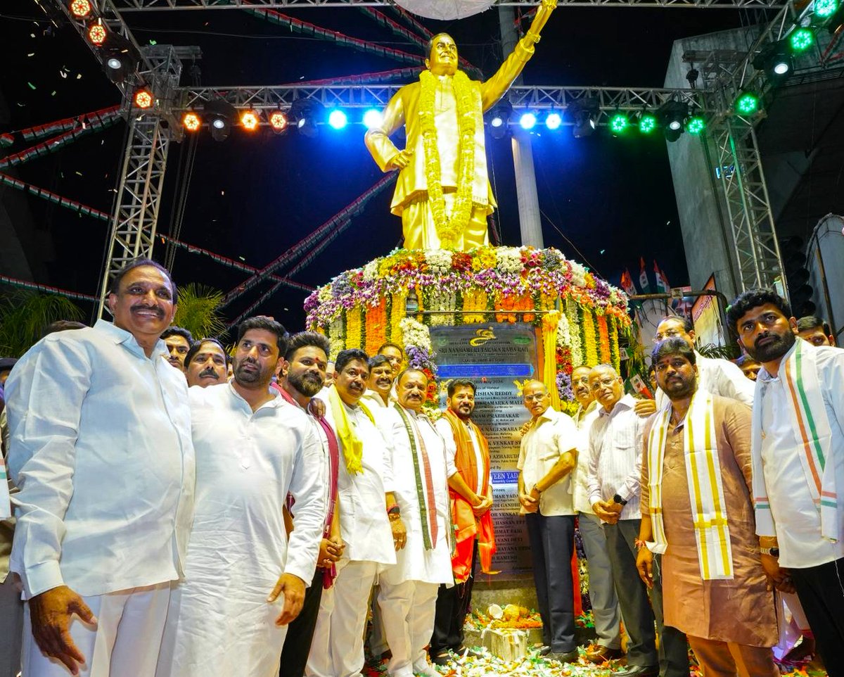 TelanganaCMO's tweet photo. భారతదేశ ఉక్కు మహిళ ఇందిరా గాంధీ, తెలుగుజాతి గర్వించదగిన నాయకుడు ఎన్ టీ రామారావుల స్ఫూర్తితో రాష్ట్రంలో సంక్షేమ, అభివృద్ధి కార్యక్రమాలను కొనసాగిస్తున్నామని ముఖ్యమంత్రి శ్రీ @revanth_anumula గారు చెప్పారు. తెలంగాణ రాష్ట్రాన్ని అంతర్జాతీయ స్థాయికి తీసుకెళ్లాలన్న సంకల్పంతో ప్రజాప్రభుత్వం పనిచేస్తోందని అన్నారు.

✅హైదరాబాద్ అమీర్‌పేట్, మైత్రివనం చౌరస్తాలో ఏర్పాటు చేసిన ఉమ్మడి ఆంధ్రప్రదేశ్ మాజీ ముఖ్యమంత్రి స్వర్గీయ ఎన్టీ రామారావు గారి విగ్రహాన్ని ముఖ్యమంత్రి గారు ఆవిష్కరించారు. మంత్రులు @TummalaOfficial గారు, @Ponnam_INC గారు, @azharflicks గారు, ఇతర ప్రజాప్రతినిధులు సమక్షంలో ఈ కార్యక్రమం సాగింది.

✅ఈ సందర్భంగా ముఖ్యమంత్రి గారు మాట్లాడుతూ, ఎన్టీఆర్ సేవలను స్మరించుకున్నారు. “దేశ చరిత్రను ఎవరు చదవాలన్నా, స్ఫూర్తి పొందాలన్నా రాజ్యాంగ నిర్మాత డాక్టర్ బీఆర్ అంబేద్కర్ గారిని, ఉక్కు మహిళ ఇందిరా గాంధీ గారని, తెలుగుజాతి గర్వించదగిన నాయకుడు ఎన్టీఆర్ గారిని స్మరించుకోవాలి..” అంటూ ఆ మహానాయకులు అందించిన సేవలను ముఖ్యమంత్రి గారు గుర్తుచేశారు. ఈ దేశం ఉన్నంత కాలం వారి కీర్తి ప్రతిష్టలు నిలబడుతాయన్నారు.

✅“నీతి, నిజాయితీ, నిబద్ధత కలిగిన నాయకుడు #NTR కులాలు, మతాలు, భాషలకు అతీతులు. ఈ దారిలో ప్రయాణించే వారిలో స్ఫూర్తిని నింపడానికి ఈ విగ్రహాన్ని ఆవిష్కరిస్తున్నాం. నాకు జీవితకాలం గుర్తుండిపోయే మధుర సంఘటన. తెలంగాణ నుంచి అనేక మంది నాయకులకు ఎన్టీఆర్ రాజకీయ భిక్ష పెట్టారు. ఇది ఎవరూ మరువలేని చరిత్ర” అని అన్నారు.

✅“తెలంగాణ రాష్ట్రాన్ని అంతర్జాతీయ స్థాయికి తీసుకెళ్తాం. హైదరాబాద్‌లో ఎన్నో అభివృద్ధి కార్యక్రమాలు కొనసాగుతున్నాయి. భవిష్యత్తులో నగరాన్ని అంతర్జాతీయ స్థాయికి తీసుకెళ్తాం.

✅30 వేల ఎకరాల్లో ప్రతిష్టాత్మక #BharatFutureCity ని నిర్మించడమే కాకుండా ప్రపంచ దిగ్గజ కంపెనీలను ఇక్కడికి రప్పించబోతున్నాం. కంపెనీలను రప్పించడమే కాకుండా తెలంగాణ యువతను దిగ్గజ కంపెనీల యజమానులుగా తీర్చిదిద్దే ప్రణాళికలతో ముందుకు వెళుతున్నాం” అని వివరించారు.

✅“రాష్ట్రంలో 3.24 కోట్ల మందికి సన్నబియ్యం అందిస్తున్నాం. దానికి ఎన్టీఆర్ గారి 2 రూపాయలకే కిలోబియ్యం పథకం. ఎన్టీఆర్ అమలు చేసిన కూడు, గుడ్డ, నీడ నుంచి స్ఫూర్తితో అనేక సంక్షేమ పథకాలు కొనసాగిస్తున్నాం. ఎన్టీఆర్ అమలు చేసిన జనతా వస్త్రాల పథకం స్ఫూర్తిగా ఆడబిడ్డలకు సారెగా ఇందిరమ్మ చీరలను పంపిణీ చేస్తున్నాం..” అని పలు పథకాలను ముఖ్యమంత్రి గారు ఉదహరించారు.

✅“ఇందిరమ్మ ఆశీర్వాదం, ఎన్టీఆర్ స్ఫూర్తి ప్రజాపాలనలో ప్రతిఫలిస్తుంది. ఇందిరమ్మ ఎంత ముఖ్యమో.. ఎన్టీఆర్ కూడా అంతే ముఖ్యం. వారిద్దరి కలయికనే ఈనాటి ప్రజాపాలన. వారి స్ఫూర్తితోనే అనేక కార్యక్రమాలు, పథకాలు అమలు చేస్తున్నాం” అని పేర్కొన్నారు.

✅రాజీవ్ గాంధీ గారు స్థానిక సంస్థల్లో మహిళలకు రిజర్వేషన్లు కల్పిస్తే ఎన్టీఆర్ వాటిని అమలు చేశారని గుర్తుచేశారు. ఆ స్ఫూర్తితో మహిళలకు 33 శాతం రిజర్వేషన్లు ఇవ్వాలని డిమాండ్ చేస్తూ, పార్లమెంట్‌లో అందుకు అందరం మద్దతునిస్తామని స్పష్టం చేశారు.

✅ప్రజలు అండగా ఉండటం వల్లే ప్రజాపాలన ముందుకు సాగుతోందని పేర్కొంటూ భవిష్యత్తులోనూ సహకారం అందించాలని ముఖ్యమంత్రి గారు ప్రజలను కోరారు.

✅ఈ విగ్రహావిష్కరణ కార్యక్రమంలో ఎంపీలు @AKY_INCMP గారు, @Vemnarenderredy గారు, ఎమ్మెల్సీ @Bmaheshgoud6666 గారు, పీఏసీ చైర్మన్ @GandhiArekapudi గారు, శాసనసభ్యుడు వి. నవీన్ యాదవ్ గారు, ఇతర ప్రజాప్రతినిధులు, ఎన్టీఆర్ కుమారులు నందమూరి రామకృష్ణ, మోహనకృష్ణ గారితో పాటు కుటుంబ సభ్యులు, సినీరంగ ప్రముఖులు, అభిమానులు పాల్గొన్నారు.
#Telangana #IndiraGandhi #TeluguPride #PrajaPalana #IndirammaRajyam #Hyderabad #FutureCity