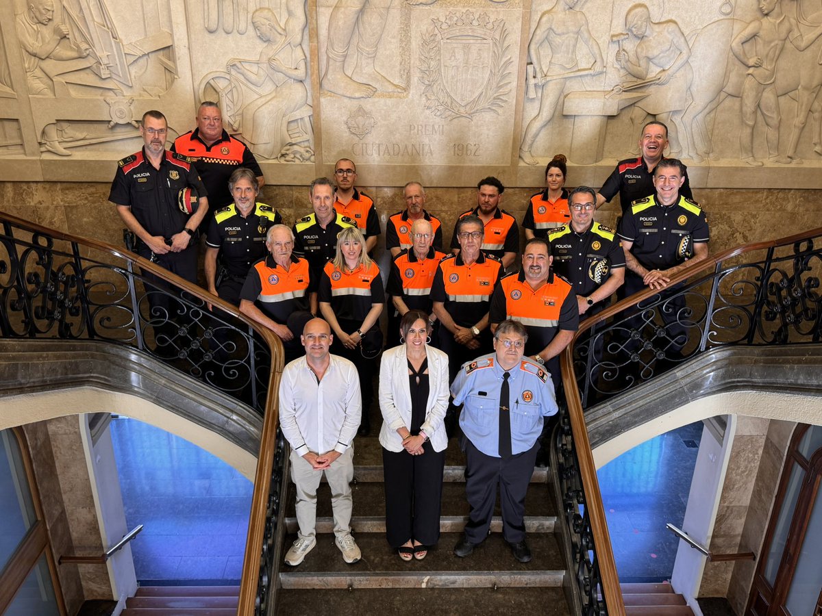 Aj_Sabadell's tweet photo. #AVUI ➡️ Rebem al Saló de Plens l’Associació Voluntaris de Protecció Civil de Sabadell BRAVO amb motiu del seu 25è aniversari 👏🚨
🧡🤝🏻 25 anys de compromís, servei i voluntariat al costat de la ciutat
#ProteccioCivil #Voluntariat #Sabadell https://t.co/BjsEyCM41x