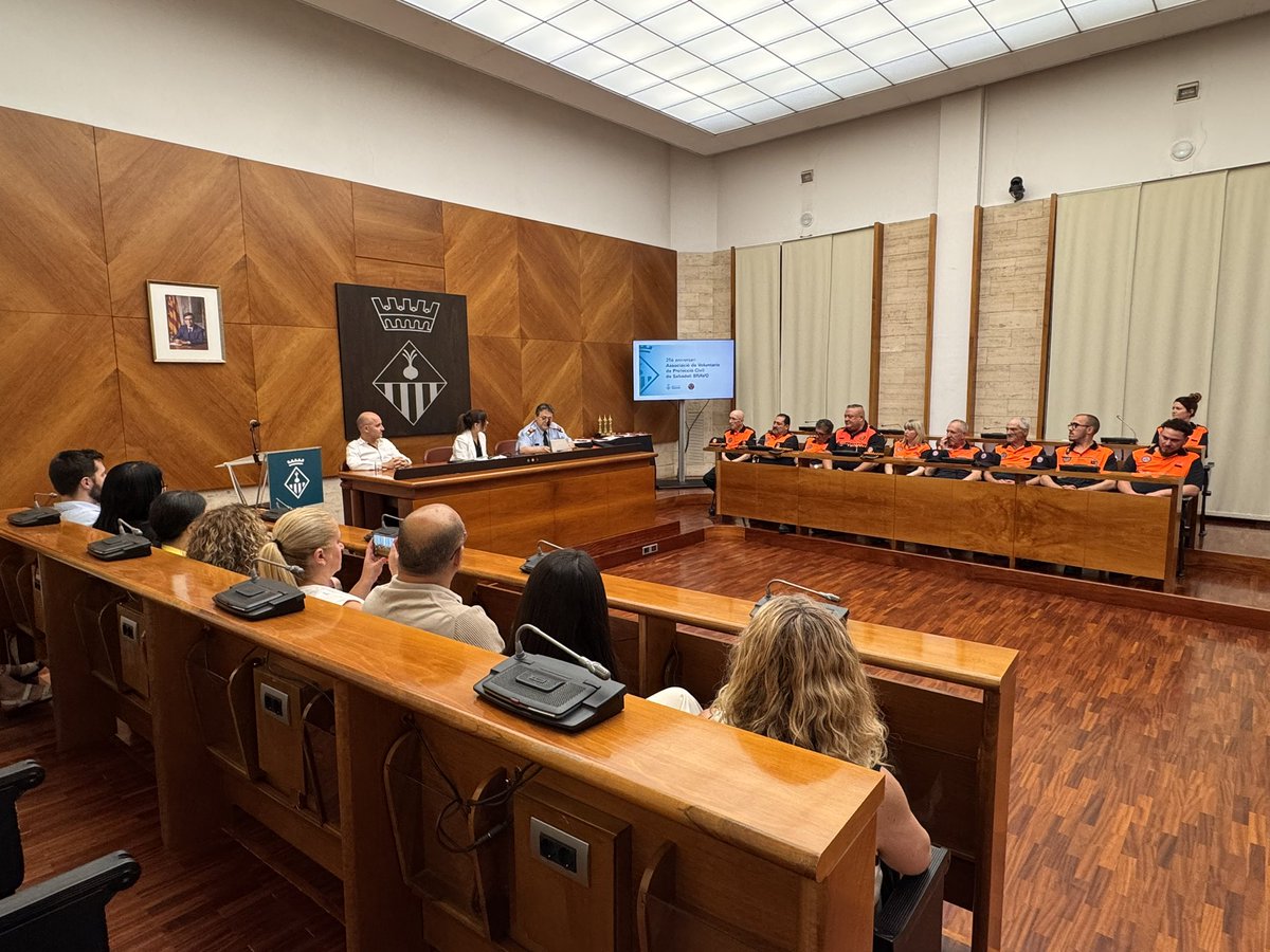 Aj_Sabadell's tweet photo. #AVUI ➡️ Rebem al Saló de Plens l’Associació Voluntaris de Protecció Civil de Sabadell BRAVO amb motiu del seu 25è aniversari 👏🚨
🧡🤝🏻 25 anys de compromís, servei i voluntariat al costat de la ciutat
#ProteccioCivil #Voluntariat #Sabadell https://t.co/BjsEyCM41x