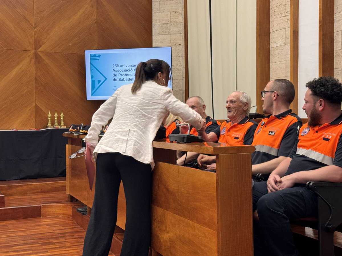 Aj_Sabadell's tweet photo. #AVUI ➡️ Rebem al Saló de Plens l’Associació Voluntaris de Protecció Civil de Sabadell BRAVO amb motiu del seu 25è aniversari 👏🚨
🧡🤝🏻 25 anys de compromís, servei i voluntariat al costat de la ciutat
#ProteccioCivil #Voluntariat #Sabadell https://t.co/BjsEyCM41x