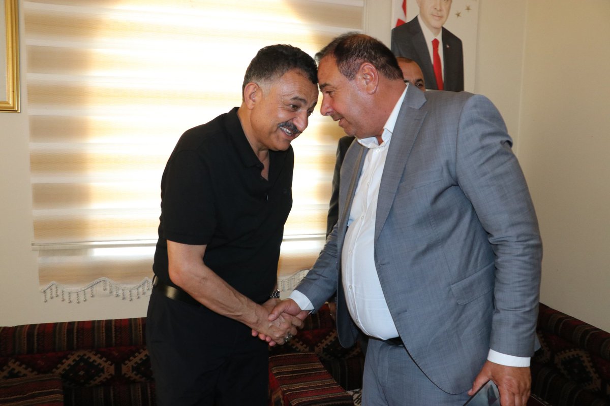 HikmetBasak_63's tweet photo. Kıymetli hemşehrilerimizi hanemizde ağırlayarak bayram sevincimizi ve muhabbetimizi paylaşıyoruz.

Bayramımız birlik, kardeşlik ve berekete vesile olsun.

@Akparti https://t.co/zgBunVBzWa