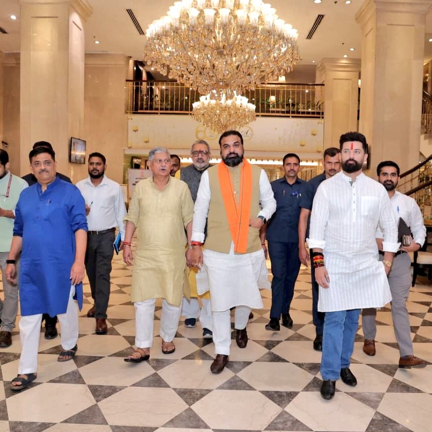 iChiragPaswan's tweet photo. आज नई दिल्ली में बिहार के माननीय मुख्यमंत्री @samrat4bjp जी द्वारा आयोजित रात्रिभोज कार्यक्रम में शामिल हुआ।

इस दौरान बिहार के सर्वांगीण विकास, आधारभूत संरचना, उद्योग, रोजगार एवं जनकल्याण से जुड़े विभिन्न विषयों पर विस्तृत चर्चा हुई।

बिहार को विकास और समृद्धि की नई ऊंचाइयों तक पहुंचाने हेतु सामूहिक प्रयासों एवं जनहितकारी योजनाओं को प्रभावी रूप से आगे बढ़ाने पर भी विचार-विमर्श किया गया। मौके पर बिहार के सभी वरीय अधिकारी मौजूद थे।