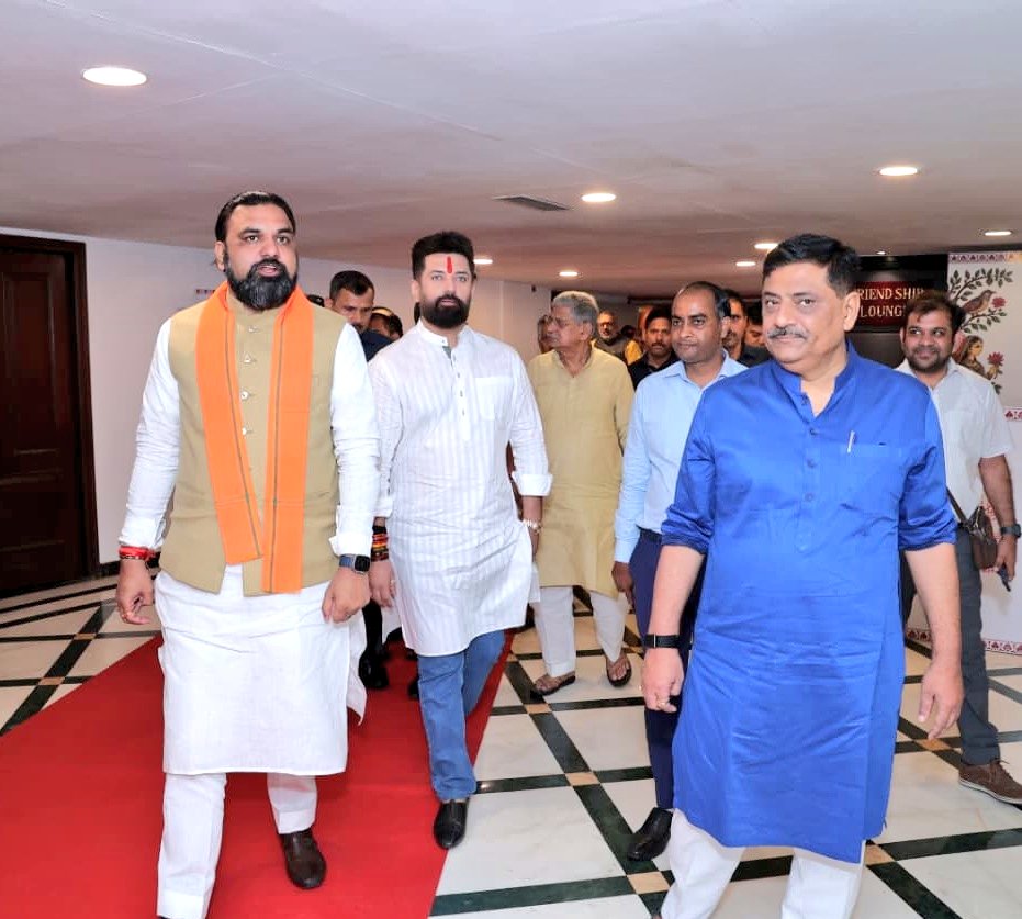 iChiragPaswan's tweet photo. आज नई दिल्ली में बिहार के माननीय मुख्यमंत्री @samrat4bjp जी द्वारा आयोजित रात्रिभोज कार्यक्रम में शामिल हुआ।

इस दौरान बिहार के सर्वांगीण विकास, आधारभूत संरचना, उद्योग, रोजगार एवं जनकल्याण से जुड़े विभिन्न विषयों पर विस्तृत चर्चा हुई।

बिहार को विकास और समृद्धि की नई ऊंचाइयों तक पहुंचाने हेतु सामूहिक प्रयासों एवं जनहितकारी योजनाओं को प्रभावी रूप से आगे बढ़ाने पर भी विचार-विमर्श किया गया। मौके पर बिहार के सभी वरीय अधिकारी मौजूद थे।