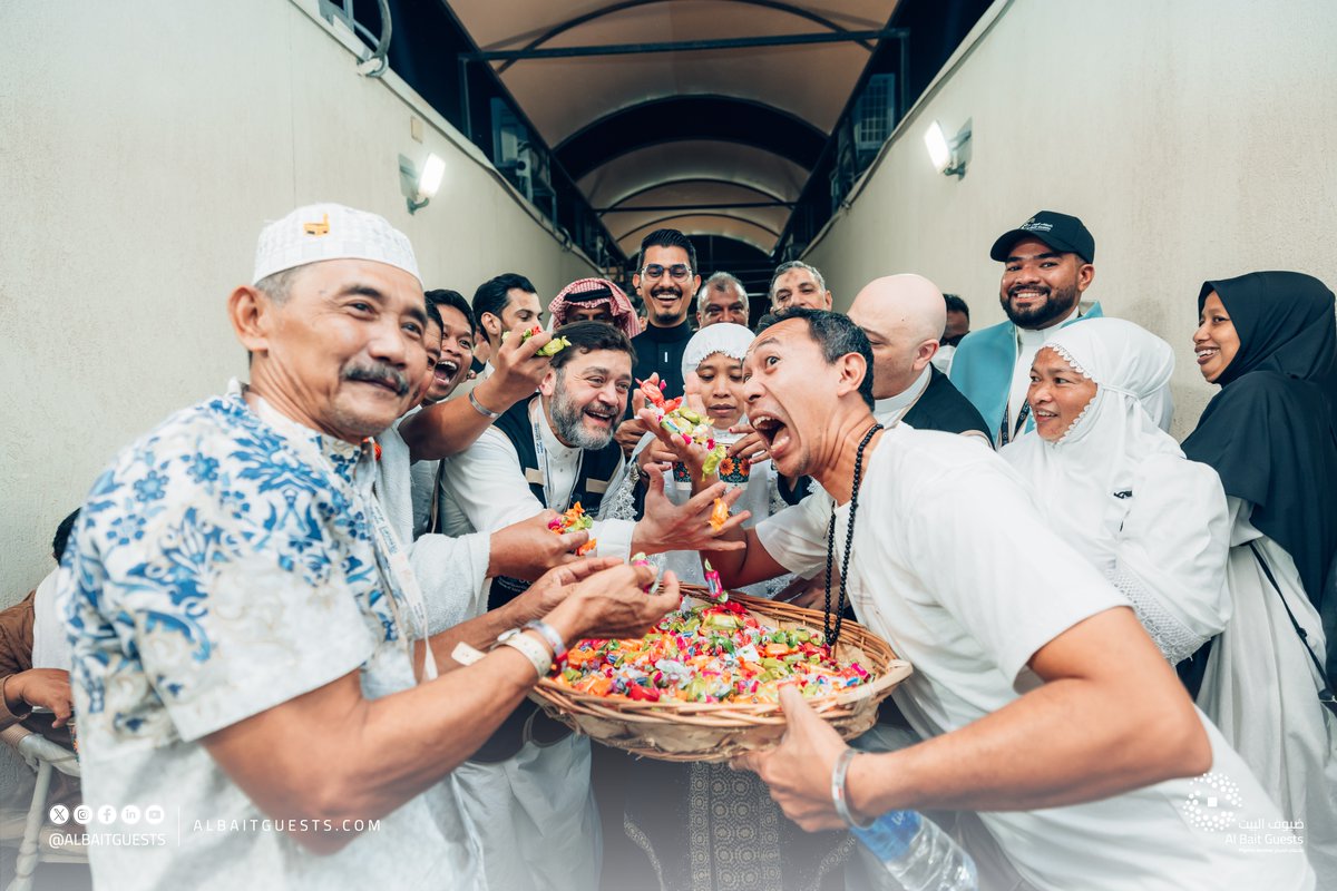 Albaitguests's tweet photo. في مشعر منى، حيث تمتزج قدسية المكان بعظمة الأيام، شارك رئيس مجلس إدارة شركة إستبرق الأستاذ فواز بن عبدالله دانش مع فريق ضيوف البيت حجاجنا الكرام من جمهورية إندونيسيا فرحة عيد الأضحى المبارك، في أجواءٍ غمرتها الألفة والابتهاج بإتمام النسك.
نسأل الله أن يتقبّل حجهم، ويجعل عيدهم عيد خيرٍ وبركةٍ وقبول. 

@HajMinistry 

#ضيوف_البيت 
#ضيوفنا_محور_الاهتمام 
#حياكم_الله #حج_1447هـ