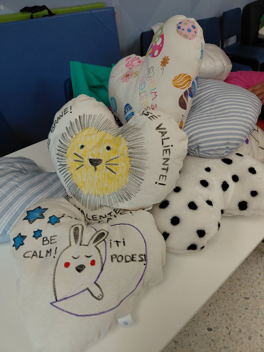 ContraCancerAC's tweet photo. Mensaxes que reconfortan 💌💚

Onte, os nenos e nenas da Aula Pediátrica do CHUS recibiron as cartas e corazóns solidarios cheos de ánimo que lles fixeron chegar desde @Aspronaga, CEEPR Lourdes, o ANPA do CEIP Emilia Pardo Bazán e o Centro de Día de maiores de Monte Alto. https://t.co/2BFyIwHPu9