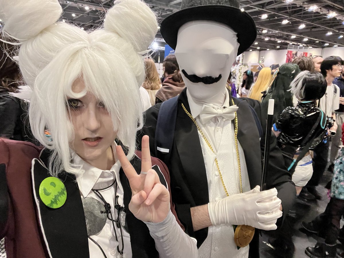 Cinnaebar's tweet photo. My graves cosplay that took like 2 weeks to make (wig took 1 and a half, costume took 2 days)
Also wore to a 10 hour long con and was too hot and overstimulated to even get a good full body picture so these will have to do https://t.co/vTStzMLYO2