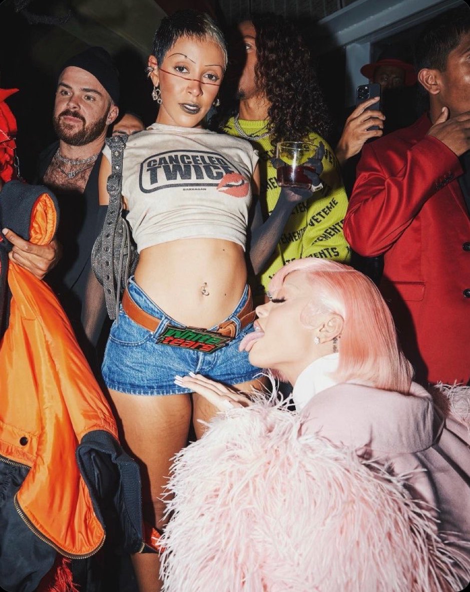 TheKittensRoom's tweet photo. OUT TONIGHT https://t.co/kaHQaz5uKF