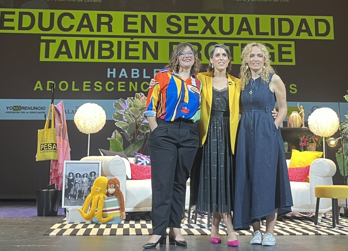 malasmadres's tweet photo. 💜 @laurabaenafdez 💜 @marinamarroqui ✨ @mariaBestar
Hoy nos acompañan en Almería para hablar de educación, adolescencia y prevención de la violencia de género.
#PodcastMalasmadres https://t.co/AsgJ1LQ8nr