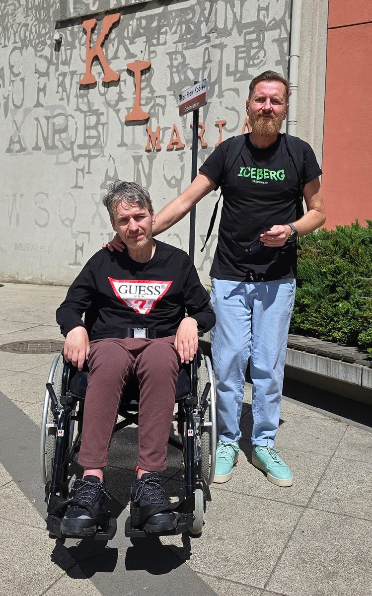 BartStaszewski's tweet photo. Prezydent jest przeciw związkom partnerskich i transkrypcjom, bo to zamach na polskie małżeństwa i sposób na oszustwa podatkowe - ogłosili wczoraj doradcy Karola Nawrockiego. To my mamy jedną prośbę - niech ktoś z Kancelarii Prezydenta przeczyta historię Marcina i Michała, a potem powie im to prosto w twarz:

"Jest nas dwóch. Od 11 już lat. Marcin jest filmoznawcą, tworzy grafiki, plakaty, programy festiwali, koncertów. Jest najskromniejszym i prostolinijnym człowiekiem, jakiego było mi dane poznać. To dla niego przeprowadziłem się do Bydgoszczy. Pokochałem i Marcina i Miasto. Smoku i Wiewiór - tak do siebie mówimy. Tutaj też wróciłem do swojej pasji – muzyki barokowej. Kiedyś mówiłem, że Jan Sebastian Bach jest jedynym facetem, na którym się nigdy nie zawiodłem. Teraz do Bacha dodaje Marcina. 

Po 11 latach wspólnego życia nasz świat zawalił się w jednej chwili. Smoku jest w zaawansowanym etapie SLA, stwardnienia zanikowego bocznego - wszystkie mięśnie odmawiają posłuszeństwa. Jeden po drugim. Na końcu zostaną mięśnie oddechowe, a potem  już tylko… Marcin już jest w nocy wspomagany oddechowo. Prawie nie chodzi, przestaje wyraźnie mówić, zaczynają odmawiać posłuszeństwa dwa ostatnie palce u ręki. Nie ma na to leku, ale codzienna rehabilitacja pomaga spowolnić SLA i zachować jeszcze na chwilę funkcje ruchowe. Pilnie potrzebujemy łóżka pneumatycznego i innych sprzętów rehabilitacyjnych jak chociażby schodołaz, abym mógł z Marcinem wychodzić z bloku. Zgłosiliśmy się do MOPS-u w Bydgoszczy, ale odmówił pomocy z powodu braku środków. Bez zewnętrznej pomocy nie damy rady żyć.

Bardzo potrzebujemy dla Marcina eyetrackera, urządzenia za pomocą którego Marcin będzie mógł się komunikować za pomocą ruchu gałek ocznych. I robić to, co uwielbia – projektować grafiki.

Do tej pory dawaliśmy radę, ale oszczędności się skończyły, więc zaciągamy kolejne długi… A będzie tylko gorzej. Coraz gorzej. Coraz szybciej. Potrzebujemy pomocy, aby uczynić nasze życie bardziej znośnym.

Dla Polski jesteśmy dla siebie obcymi osobami. Bez żadnych praw, bez wsparcia systemowego. Jesteśmy wykluczeni. Ale po wyroku TSUE pojawiła się iskierka nadziei. Planujemy ślub w Niemczech i transkrybować akt małżeństwa w Polsce. To wszystko jest jednak dla nas walką z czasem. Musimy to zrobić tak szybko, jak to możliwe. Za kilka miesięcy Marcin będzie już trwałe leżący i podróż stanie się niemożliwa.

Tu wrzucamy LINK do zbiórki: https://t.co/8G38UPPDOY

A do Prezydenta mamy jedną prośbę - niech zbierze się na odwagę i powie Michałowi i Marcinowi prosto w twarz, że chcą się pobrać dla oszustw podatkowych!

// za Jakub i Dawid