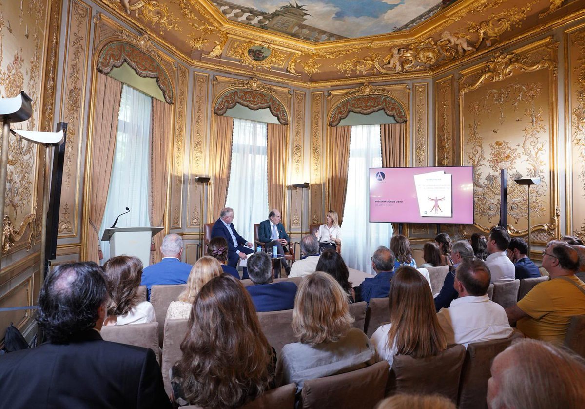 casamerica's tweet photo. 📚🧬 Estamos presentación del libro 'De la naturaleza humana al liberalismo moderno. Una mirada desde la ciencia', de Álvaro Fischer.

👥 Con León de la Torre, @cayetanaAT, Álvaro Fischer y @cultrun.
🤝 Con @UnionEditorial. https://t.co/4r4nqIf6Hy