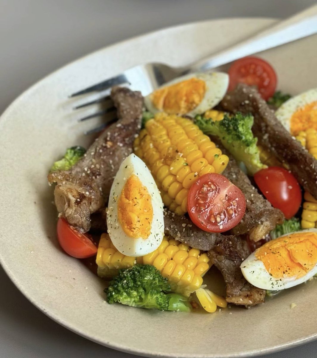 DzowSmith's tweet photo. [No need to skip delicious meals! Try my go-to 15-min fat loss meal: grilled chicken breast, quinoa, roasted broccoli u0026 a squeeze of lemon. High protein, low carb, keeps you full for hours  #FatLossMeal #HealthyEating] https://t.co/dakTrUqBOz