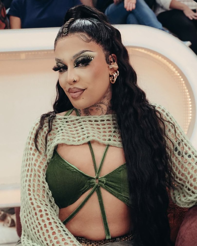 bondedagg's tweet photo. Gloria Groove revelou que “O Chá” não deve ser visto como um spoiler de seus próximos passos musicais.

— “O Chá é a sua própria coisa, o seu próprio momento. É muito mais importante pra mim que seja um momento que a gente curte junto” https://t.co/wX7jQLYm7B