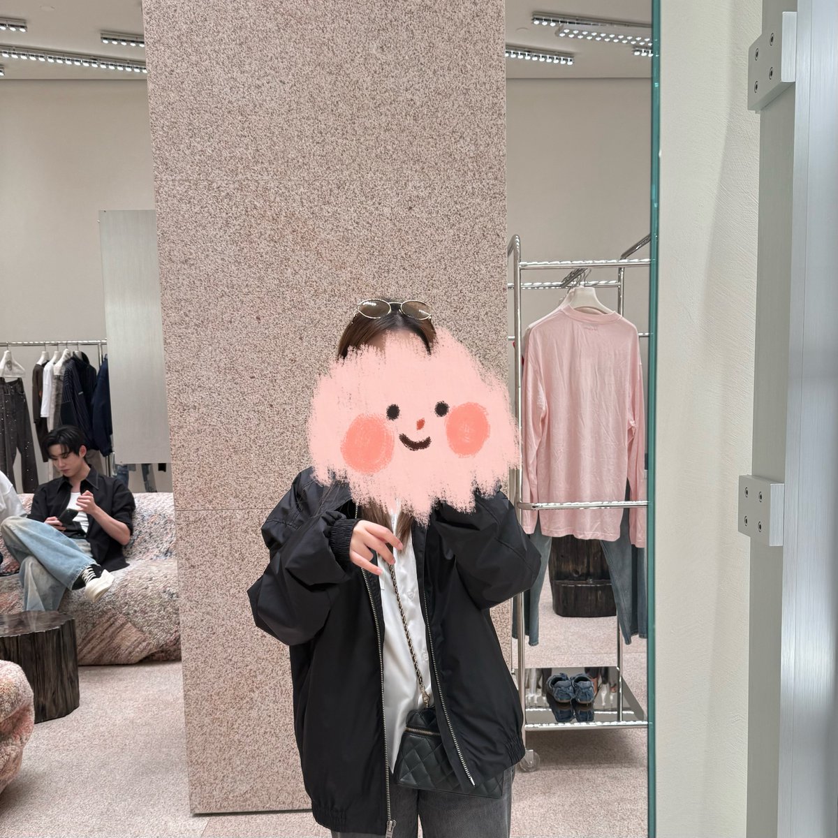 Januaryy's tweet photo. ชั้นกับเพื่อน ช้อปปิ้งกันอยู่ในช้อป acne studio พรก แล้วเจอน้องเอส (วิลเลี่ยมเอส) มาช้อปเหมือนกัน5555555555555 😂😂😂 https://t.co/STEE86Q2vB