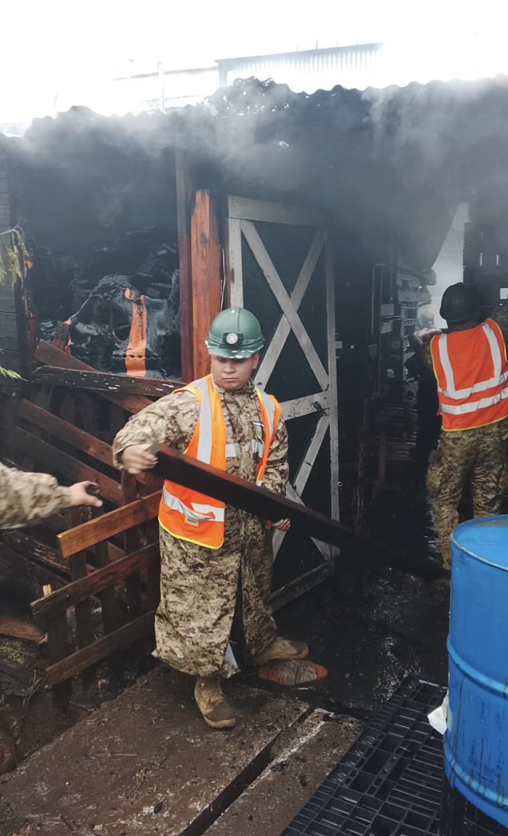 FUERZARMADASV's tweet photo. En apoyo a instituciones de socorro, personal del Regimiento de Caballería trabaja en la sofocación de un incendio estructural en una tienda y tarimas, ubicado en el kilómetro 27, distrito de Colón, La Libertad Oeste. https://t.co/w1gn6MoDlB