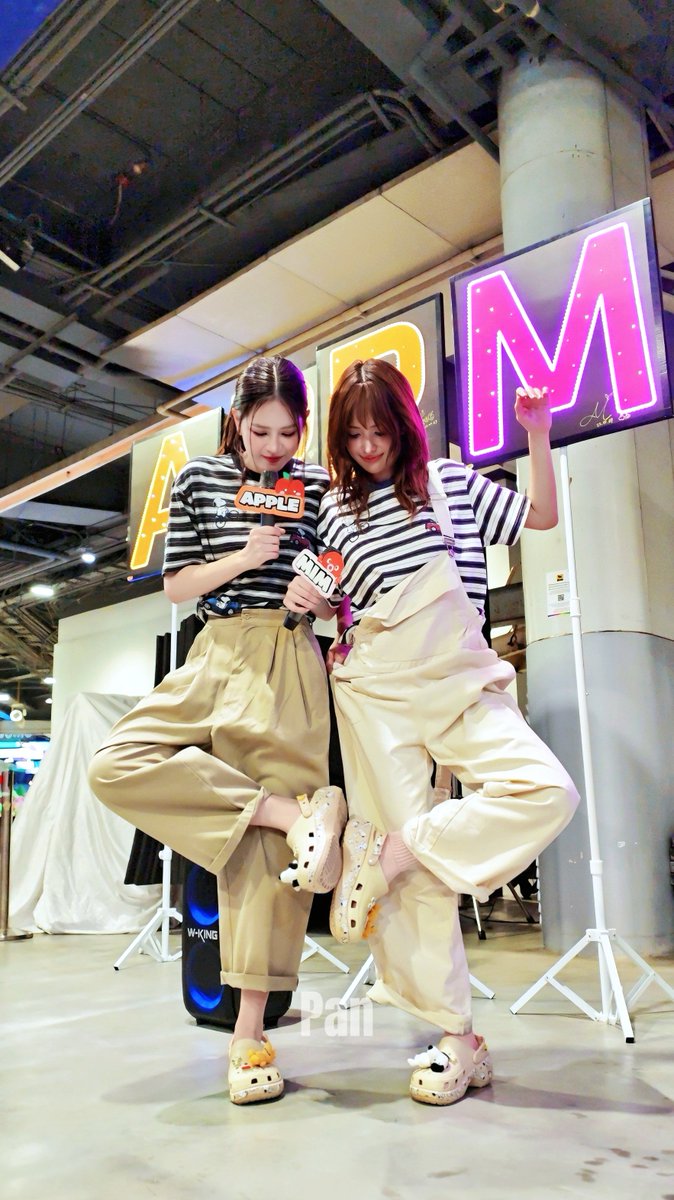 843544020's tweet photo. เสื้อคู่กัน รองเท้าคู่กัน วันนี้เราคู่คัพคู่แฟนสุดน่ารักสองเท่าเลยนะ🥰

APPLEMIM AT FORUM AND AWARDS
#BangkokPride2026xAppleMim
#AppleMim
#Applelapisara 
#Mimpanthita https://t.co/hKgrBGd1yO