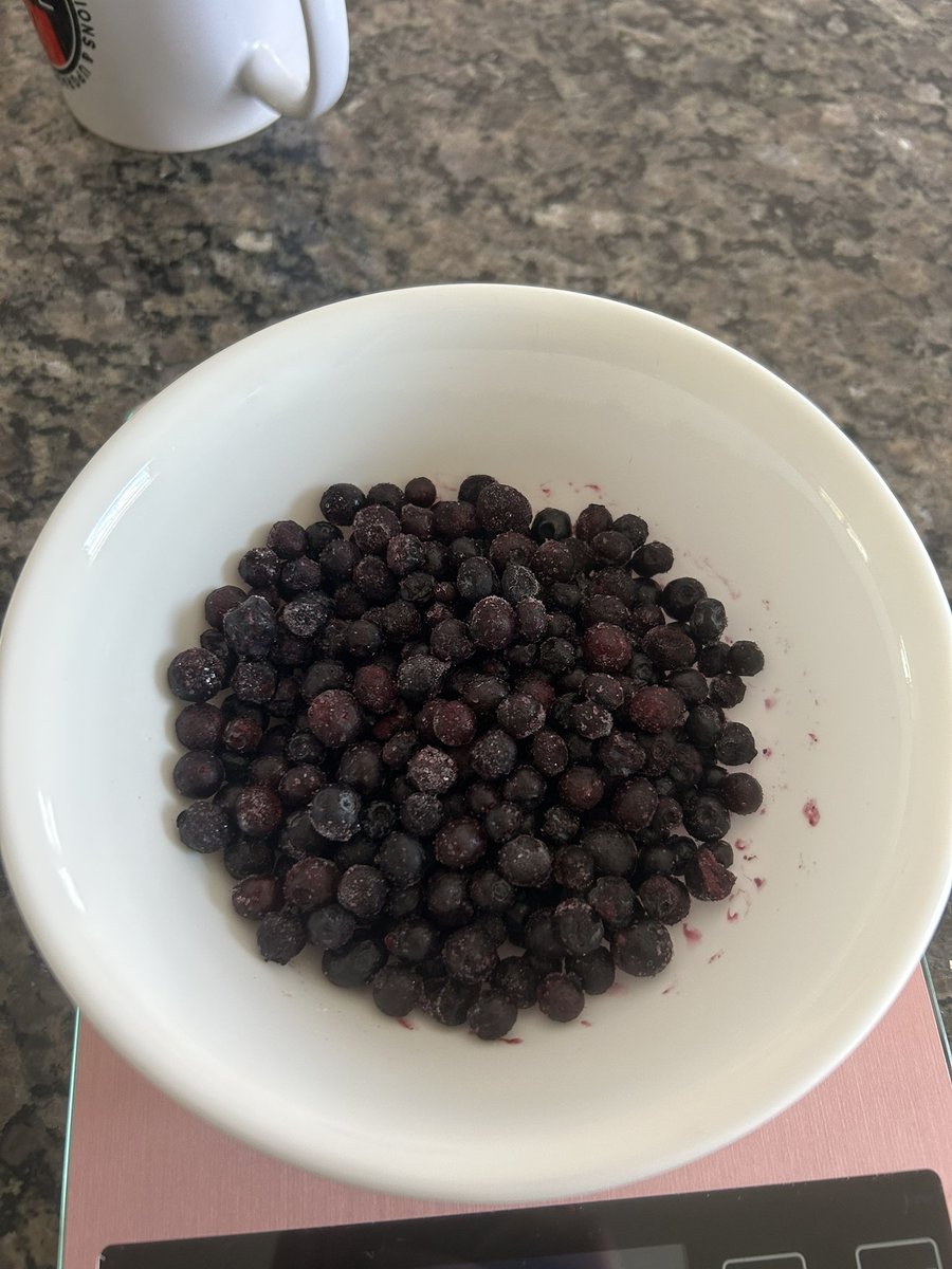 skavbs's tweet photo. frozen wild blueberries! (57 kcals) https://t.co/4g0I04BNjp