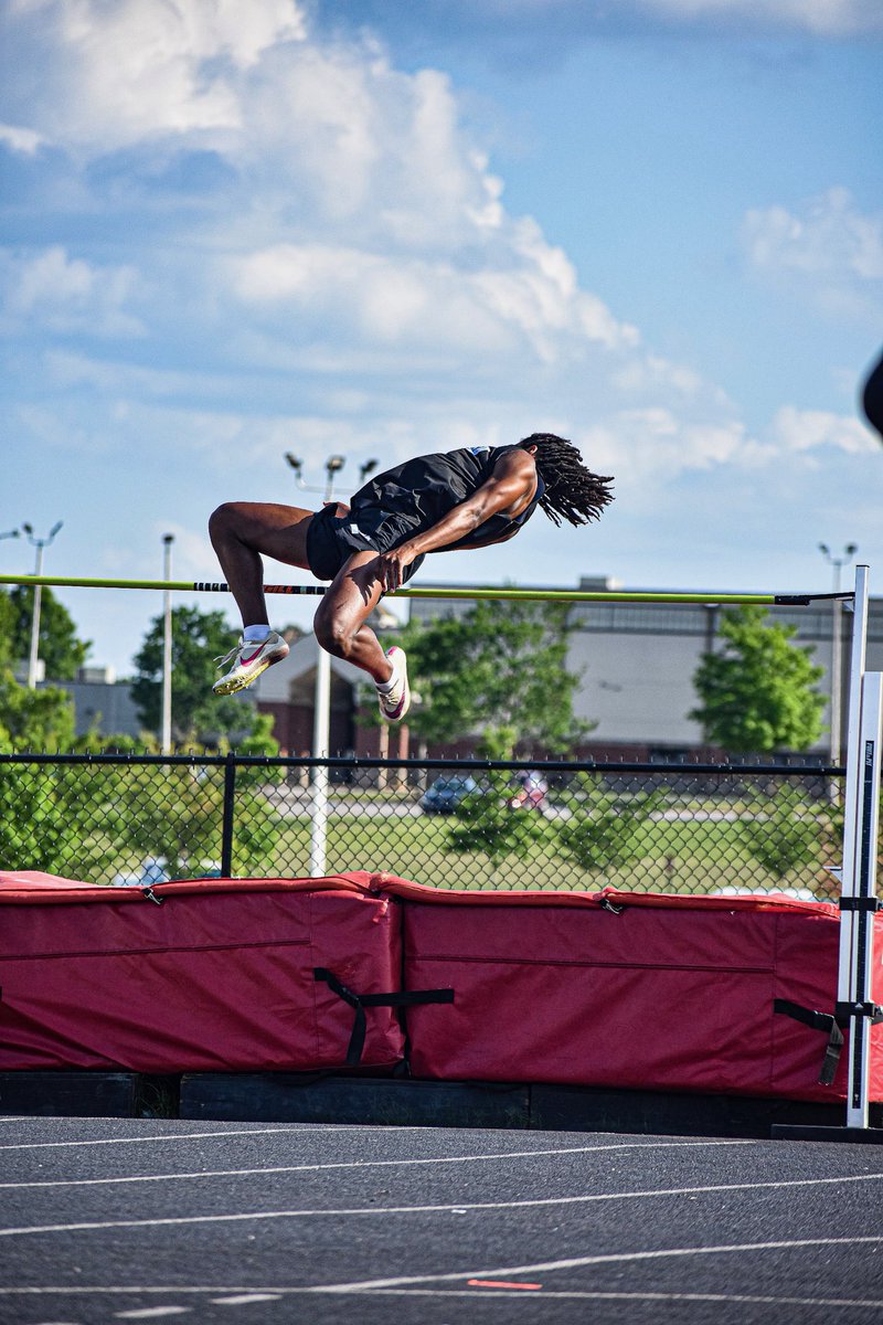 BradleyStamper2's tweet photo. It was  a Great time at State Championship in Knox TN hitting a PR in both of my events! 
5th place finish in 200m - 22.55 
/&amp;/
 6th in the 100m - 11.02 

Ready for summer Football @USJBruinFB &amp; Camp Season

@USJAthletics @CSmithMedia @CSmithScout @shaynep_media @TheUCReport https://t.co/v8uiNFYypy