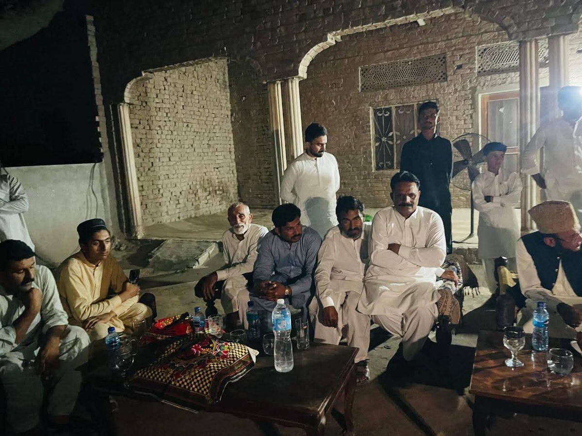 PPDigitalPunjab's tweet photo. چنیوٹ:بڑی سیاسی پیش رفت!
 پی پی 96 موضع ولہ رائے کے ہر دلعزیز نمبردار چوہدری عمران طالب ولہ رائے نے سردار حسین شاہ گروپ کو خیرباد کہہ کر سید حسن مرتضی کے ساتھ ملاقات میں پیپلز پارٹی میں شمولیت کا اعلان کر دیا۔

#PP96 #PunjabPolitics #PPP @BBhuttoZardari @S_HassanMurtaza https://t.co/pvOPYZ0weJ
