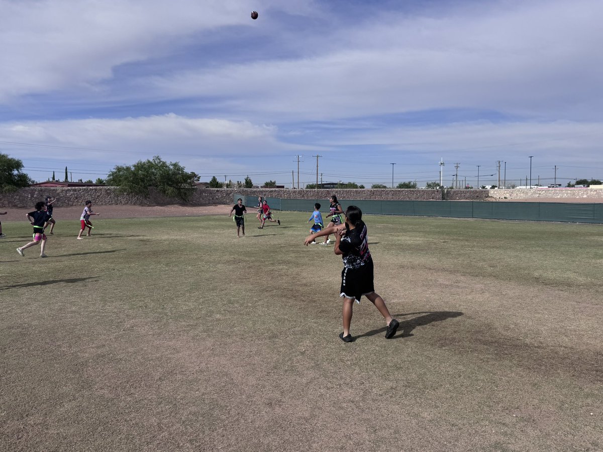 M_Juarez25's tweet photo. The girls flag football team took their talents to FME! 5th, 4th and 3rd graders got to play with our tough Girls Flag Football Team! https://t.co/vkCsFw2PXW
