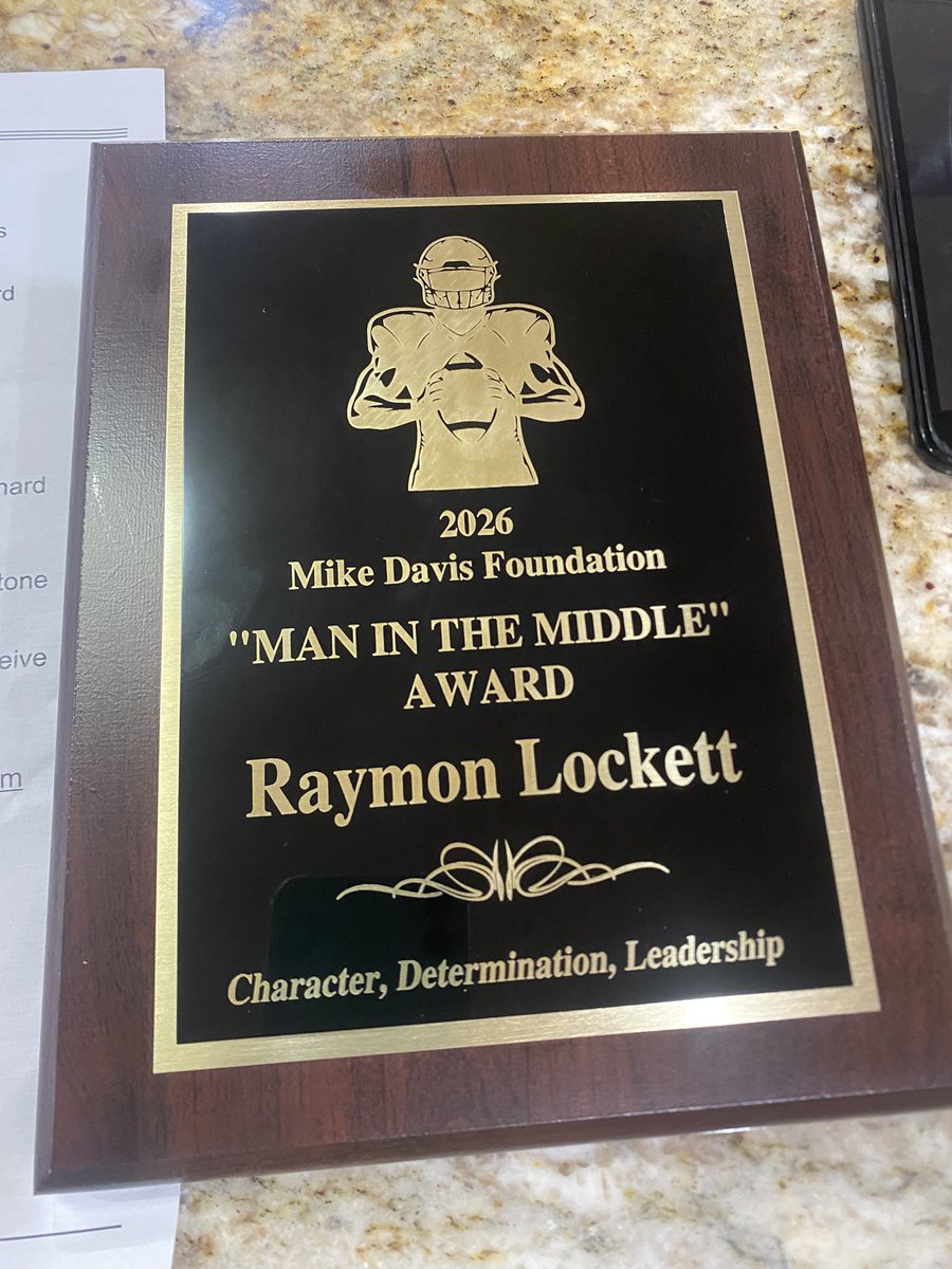 RaymonLockett's tweet photo. I Had a lot of missed opportunities and closed doors but I never let that changed me as a person very thankful to receive such an honorable award. #Keepthefaith https://t.co/Whvtrtk3Wl