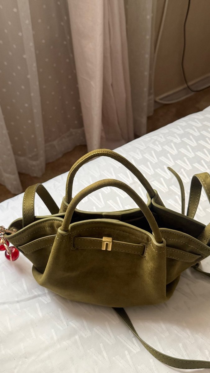 itzram6's tweet photo. What’s in my bag! https://t.co/53MfFLCVm1
