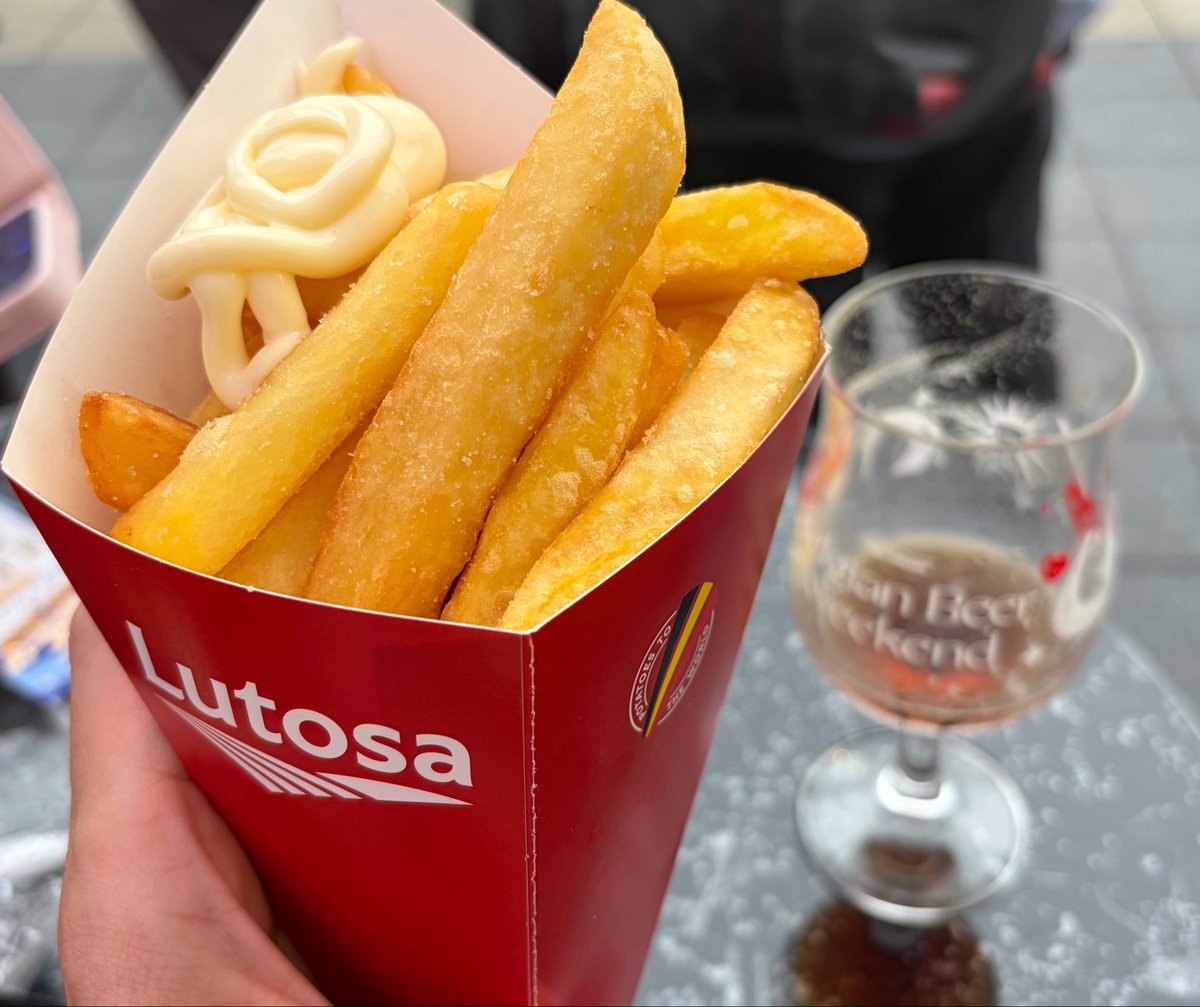 nansryryz's tweet photo. 今日はベルギービールウィークエンドへ🇧🇪🍺
万博で色々ビール飲んだ中で一番好きだったのがベルギー！
74種類もあって種類多すぎて悩む中、フルーツビールや修道院ビールなど４杯飲みました
ベルギー館で売ってたポテトでアフター万博も味わえて楽しかった！ https://t.co/BGdFA5w0Tc