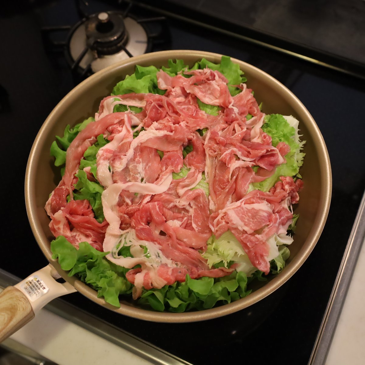 mariegohan's tweet photo. 豚しゃぶは野菜の上に豚肉を広げてのせ、フタして水から茹でると短時間で一度に茹でられてラクです。火加減は中弱火。なるべく涼しく料理したい日に、ぜひ。 https://t.co/h8AFU9NlPn