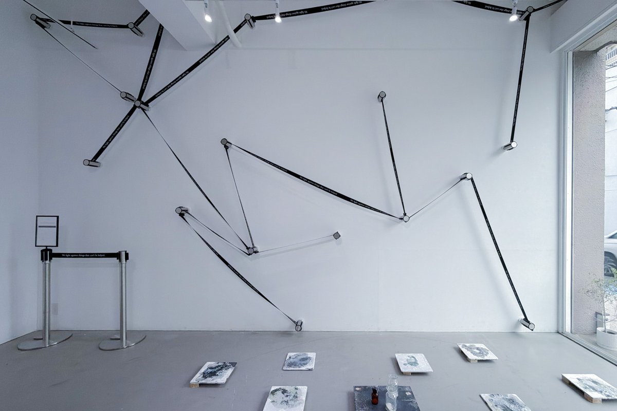 plastic_candy's tweet photo. 井村一登さん+出垣内愛さん「battery」@ KANA KAWANISHI GALLERY、とても良かったです。
作品をつくる為の”素材”からご自身で手がけるようなお二人の展覧会で、井村さんの作品は鏡とナルキッソスの作品が繋がるようだったり全く違う表現があったり、
出垣内さんの作品は初見でしたが、様々な素材が釉薬として、全く姿を変えて美しい形と色を作り出していて。
お互いのキュレーションに、共作もあり、素材は異なっても共鳴する様子が面白い展覧会でした。